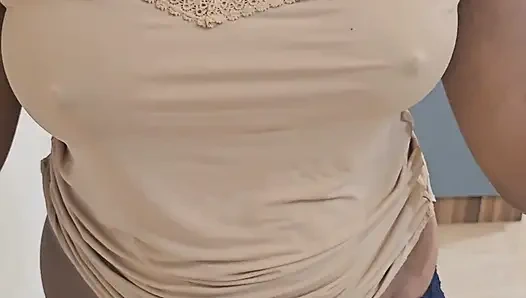 Komşu kız göğüslerini teşhir etti