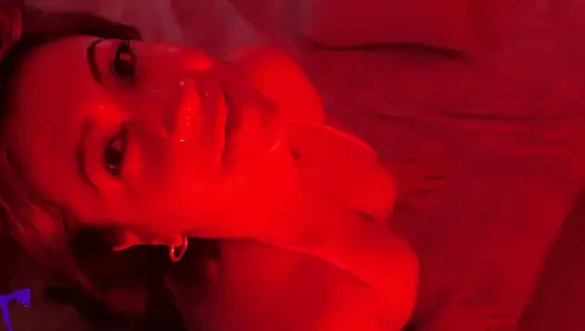 Kırmızı Işıklı Azgın Latin Orta Yaşlı Seksi Kadın Yarağa Tükürüyor, Taşak Emiyor, Elle Muamele Çekiyor Ve Yüzüne Boşalma