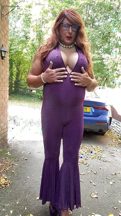 Seksi transvestit kellycd2022 u ljubičastom catsuitu i štiklama