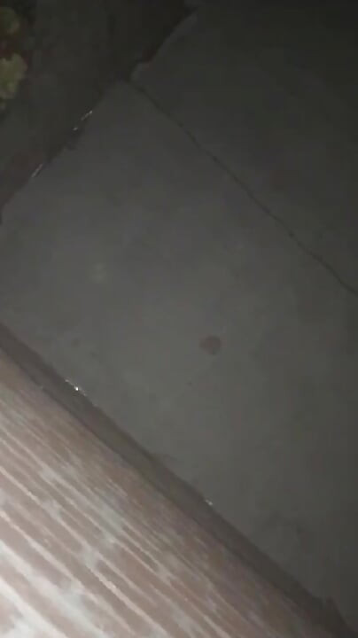 Agar kisi ne Umair ka vidiyo nahin dekha hai, to jaldi karo aur dekho. umair apni aanti ko jor se marta hai