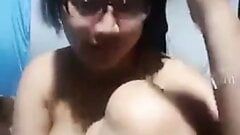 Iubita își arată pizda la un apel video