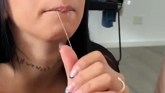 Cewek seksi rambut cokelat ini lagi asik nyepong dan ngentot pantatku habis-habisan - pov