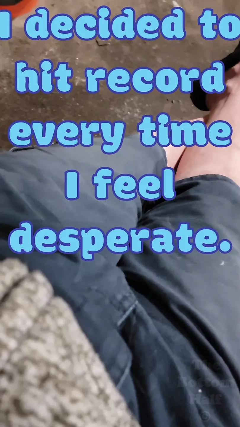 Dopo aver tenuto la mia pipì tutto il giorno, ho deciso di bere qualcosa fino a quando non perdo il controllo e piscio i miei pantaloncini.