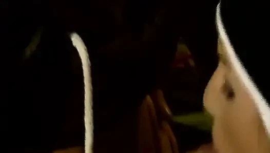 Esmer Alman orta yaşlı seksi hatun fmm fetişinde çifte penetrasyon yapıyor