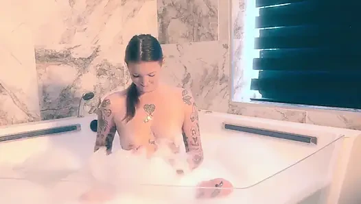 Cewek inggris lagi asik mandi dan mandi