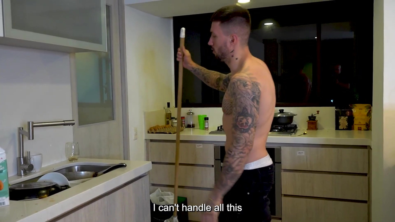 18 岁的哥伦比亚继妹趁父母不在的时候操她姐夫的绿帽奴！Naty delgado和rauls Bud