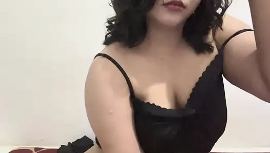Ein schönes Mädchen mit perfektem Körper hat alleine Spaß beim Kommen