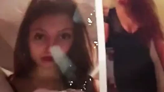Abby alır ona canlı boşalmak haraç arasında cumboy