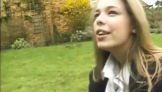 İki beyaz ve yaramaz üniversiteli kız odalarında zenci bir adam tarafından sikiliyor!