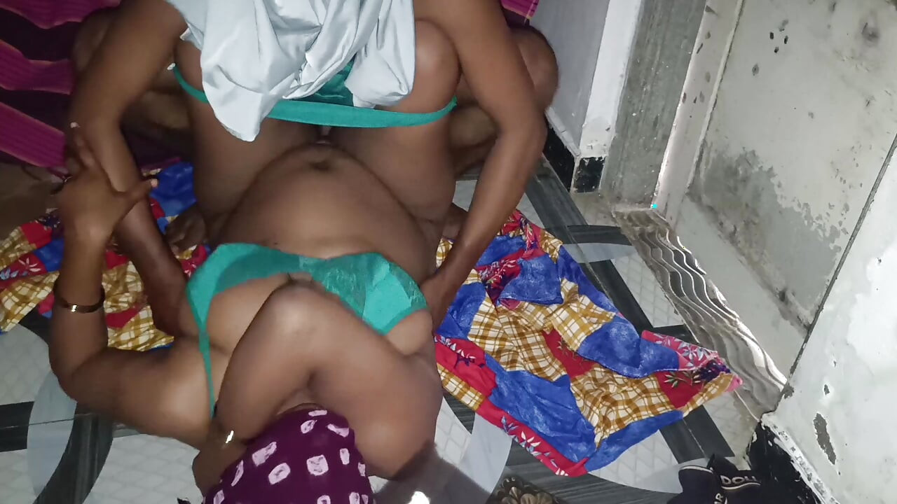 आज मैंने अपने दोस्त के भाई को बुला कर उसको बोला मुझे चोदो और बढ़िया करके आज मेरे पति नहीं है