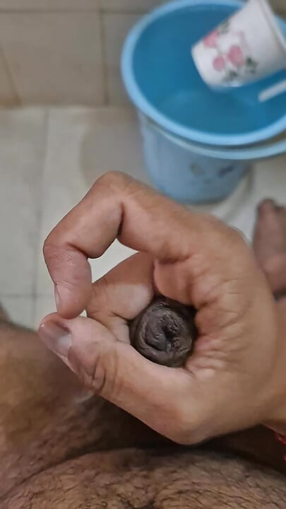 Desnudo body flex en cuarto de baño masturbarse en cuarto de baño y masterbation con rápidos masturbaciones muy rápidos y semen en el baño antes de la ducha