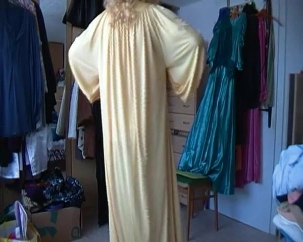 Franzi im langen gelben Nachtkleid