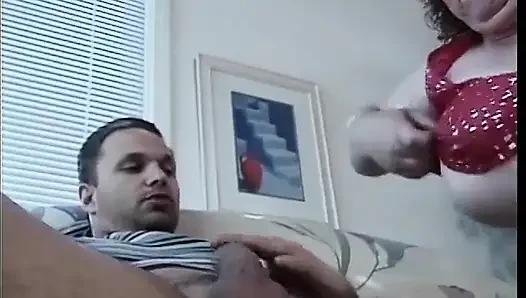 Olgun esmer kanepede derin sikişiyor