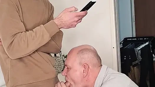 Büyük yaraklı seksi sıska adam. üvey babanın tombul götünden baştan çıkarılıyor