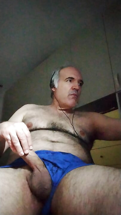 Drkala sam svoj kurac dva sata, napokon sam svršila