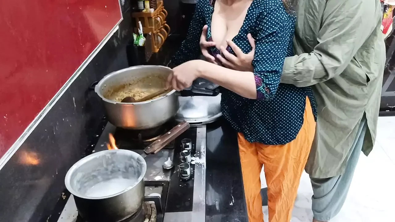 แม่บ้าน Desi เย็ดตูดในห้องครัวขณะที่เธอกําลังทําอาหาร