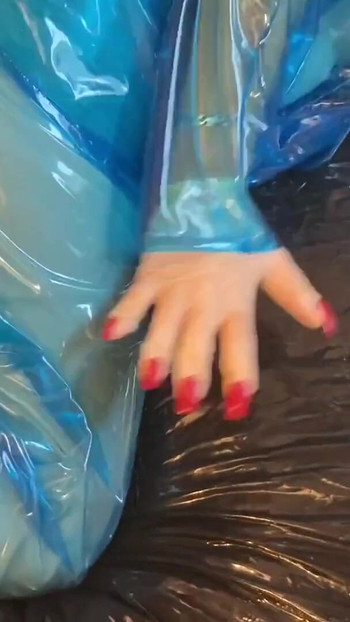 Moment époustouflant de « Masturbation plastique en PVC bleu transparent »