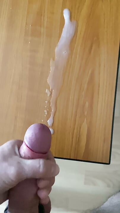 Tester un jouet anneaux sur mes couilles et mon pénis. Regarde ce qui est du sperme incroyable