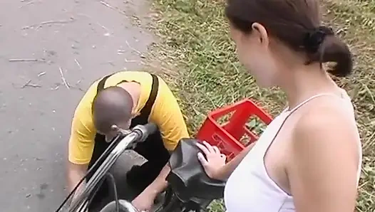 Güzel bir esmerin üzerinde karşı konulmaz göğüsler