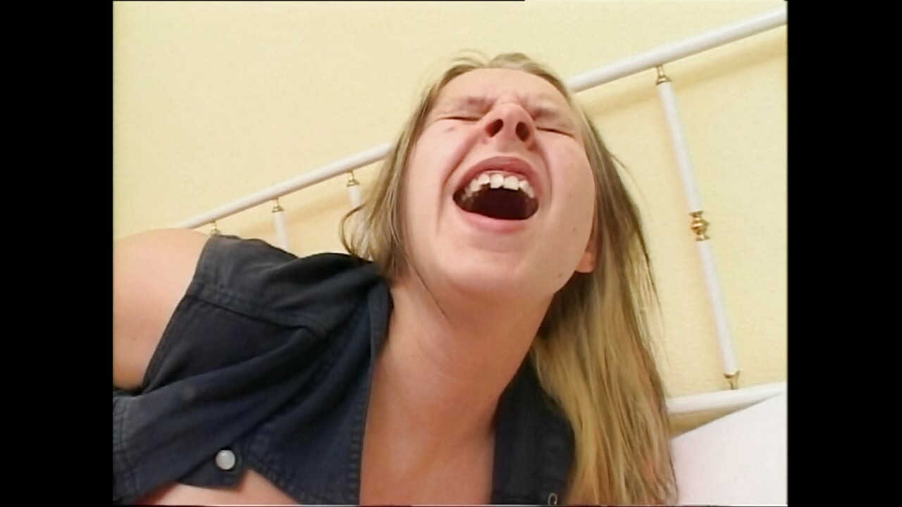 兩個年輕的業餘蕩婦被大雞巴操並射在嘴裡