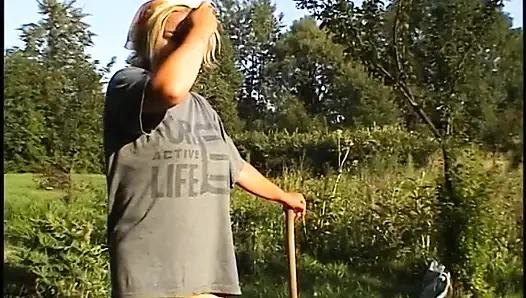 Грудастая зрелая блондинка мастурбирует киску игрушкой и бурит ее бананом