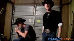 Amateur-Cowboys ty und Lee wichsen ihre Schwänze in der Garage