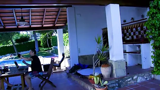 Красивая татуированная девушка-брюнетка сосет член его партнера со страстью