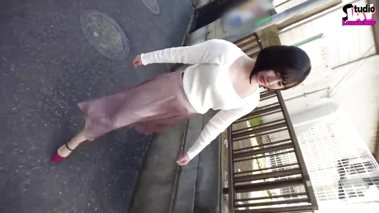 Public Cascata - uma gracinha sensível mostra seu truque sem mãos em um capítulo de caminhada da cidade - 1