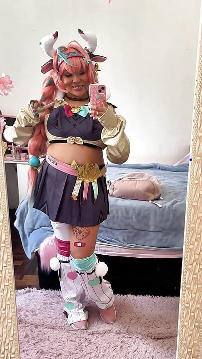 Preparando-se para cosplay con - Varesa Genshin Impact