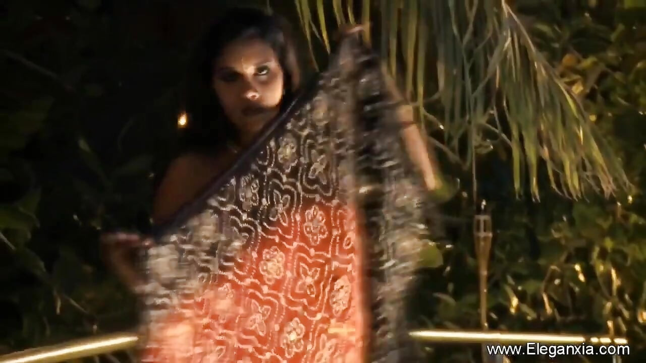 Indian babe in outdoor erotica action