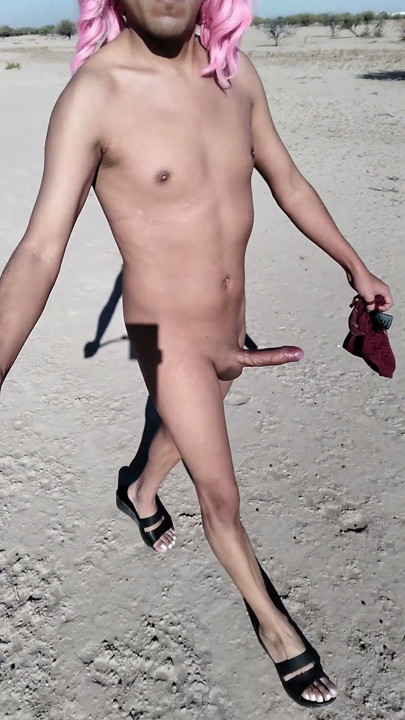 Une jolie salope sexy en sandales et mini robe se déshabille nue en public, très sexy qui l’apprécie | Clip 1