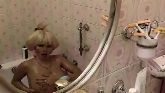 Fransız sarışın büyük memeli orta yaşlı seksi kadın duş alıyor