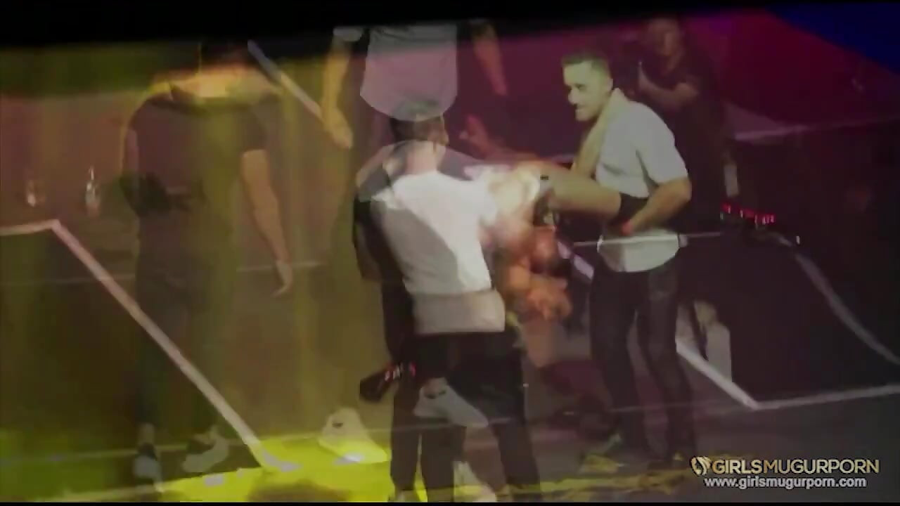 Peituda gata se apresentando no palco com Mugur