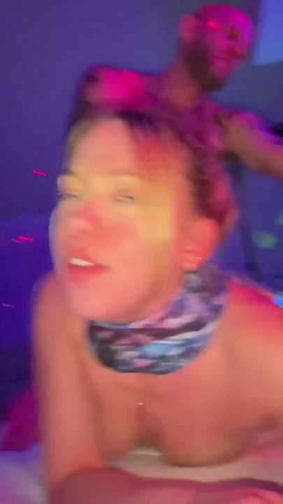 Khloe Kapris rave-kanin-kostume tages af til vildt glow-stick-fest! | Klip 2