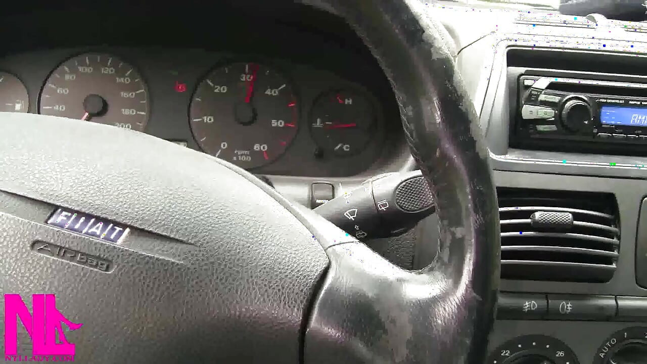 Revviendo mi coche en sexy zapatillas de ballet rojas