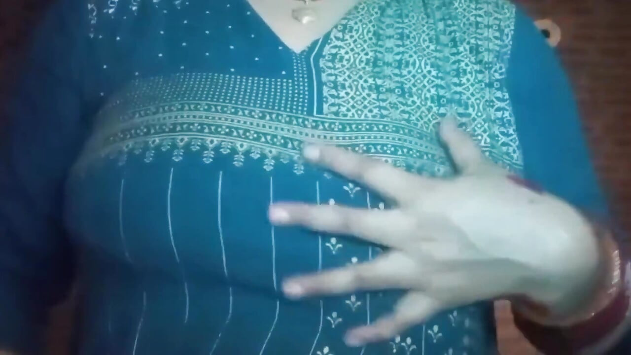 New Bhabhi Having Nude Show with Fingers