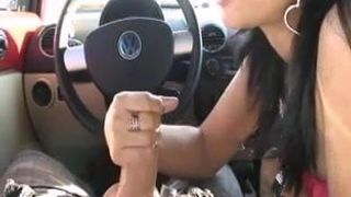 Masturbación con la mano en coche