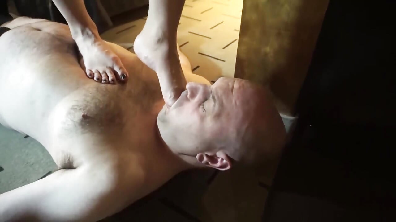 Louca mulher dominadora punindo seu escravo fetiche