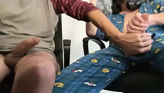 Boşalıyor porno izliyor