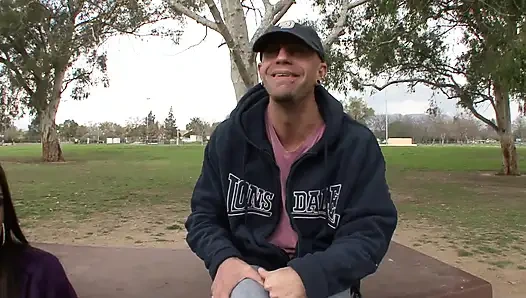 Vollbusige brünette in hardcore-cuckold-action geknallt