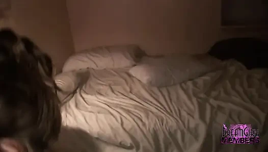 Шлюшка на весенних каникулах сосет и трахается с двумя мужиками на камеру