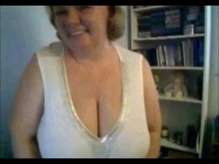Madura Nancy brincando com seus peitos na webcam