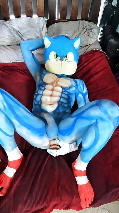 Sonic neukt zichzelf met een dildo