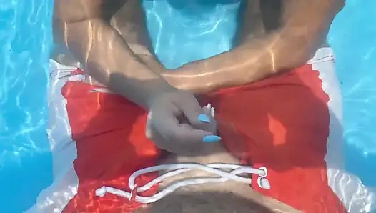 Sepong kontol, ngocok kontol di kolam renang umum