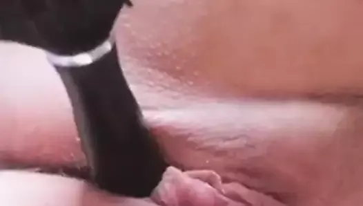 Kik chat bombasse se masturbe avec une brosse