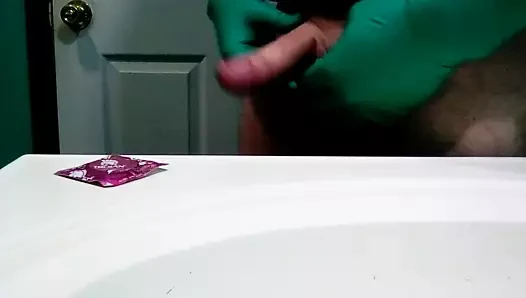 Yeşil cerrahi eldiven ve prezervatif
