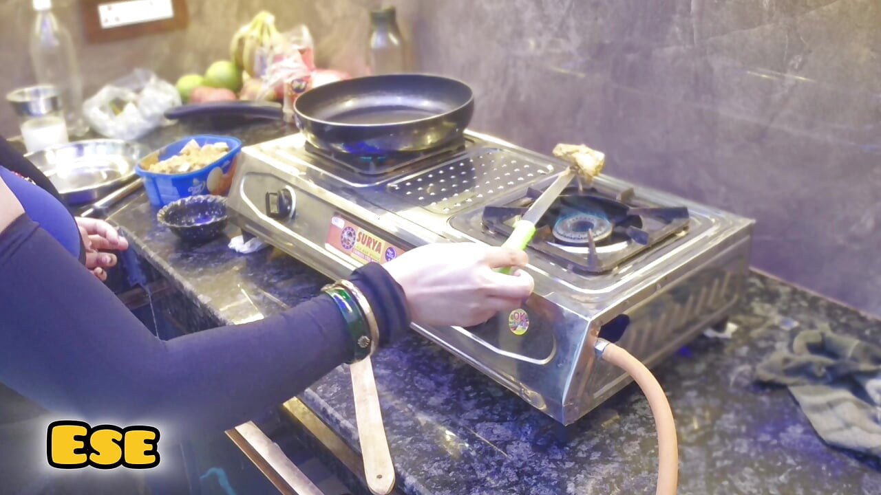 Chachi Ki Jabardast Chudai Kari Kitchen mein Jab wo khana Bnarahi thi..