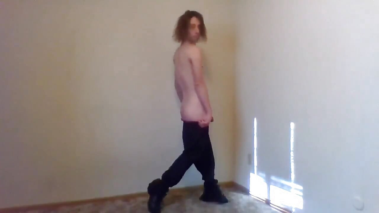 Naga Transgirl pochyla się w Tylko spodnie Track | Self-photography pozowanie