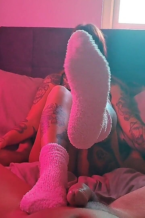 Sockjob berbulu merah jambu berakhir dengan pancutan mani di stoking