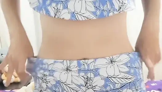 18-летняя студентка проигрывает пари и показывает мне ее сиськи